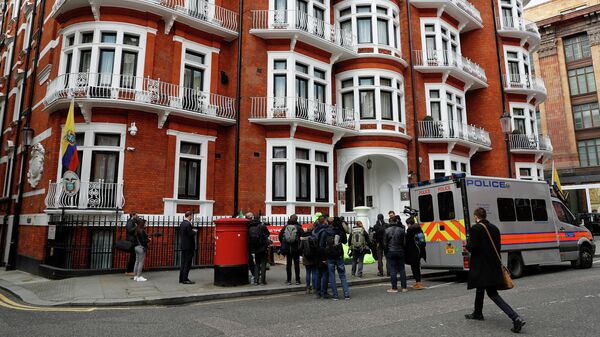Автомобиль полиции у здания посольства Эквадора в Лондоне, Великобритания. 11 апреля 2019