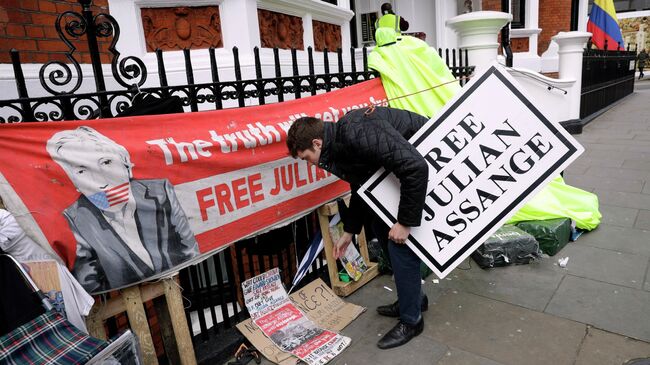 Акция протеста у здания посольства Эквадора в Лондоне, Великобритания. 11 апреля 2019 
