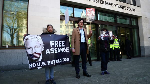 Люди с плакатами в поддержку Джулиана Ассанжа у здания Вестминстерского магистратского суда в Лондоне. 11 апреля 2019