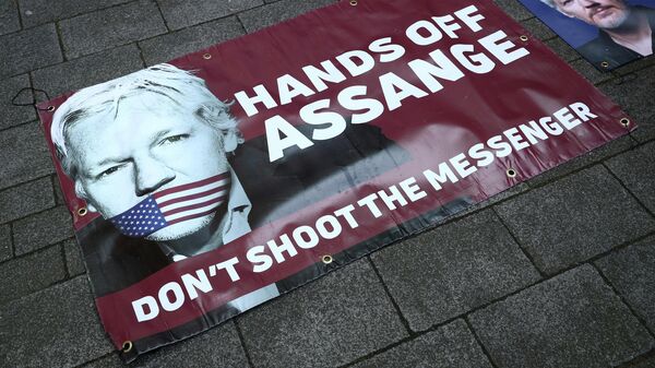 Плакаты в поддержку арестованного основателя WikiLeaks Джулиана Ассанжа на тротуаре перед Вестминстерским магистратским судом в Лондоне. 11 апреля 2019