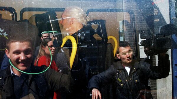 Основатель WikiLeaks Джулиан Ассанж в полицейском фургоне после задержания в Лондоне. 11 апреля 2019