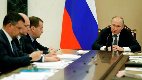 Президент России Владимир Путин и председатель правительства Дмитрий Медведев во время совещания с членами правительства. 11 апреля 2019