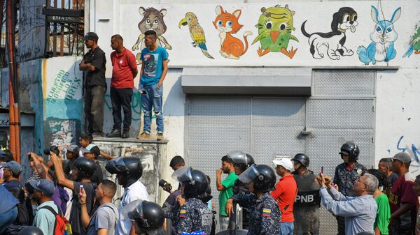 Жители Каракаса во время встречи с лидером оппозиции Хуаном Гуаидо, провозгласившим себя временным президентом Венесуэлы