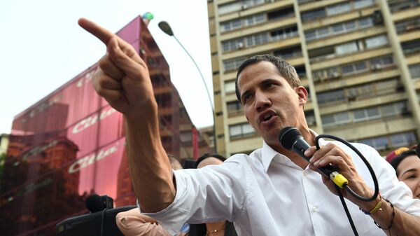 Лидер оппозиции Хуан Гуаидо, провозгласивший себя временным президентом Венесуэлы, во время встречи со своими сторонниками в Каракасе