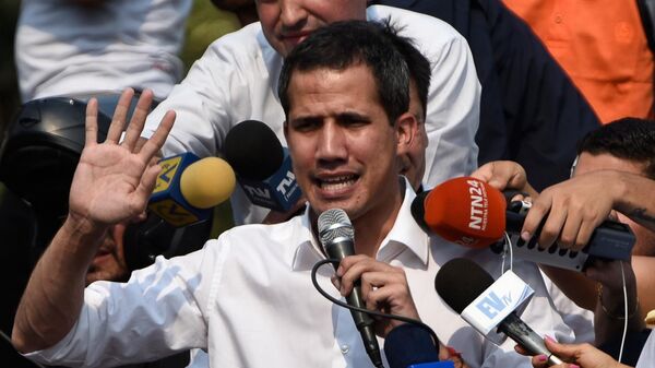 Лидер оппозиции Хуан Гуаидо, провозгласивший себя временным президентом Венесуэлы, во время встречи со своими сторонниками в Каракасе