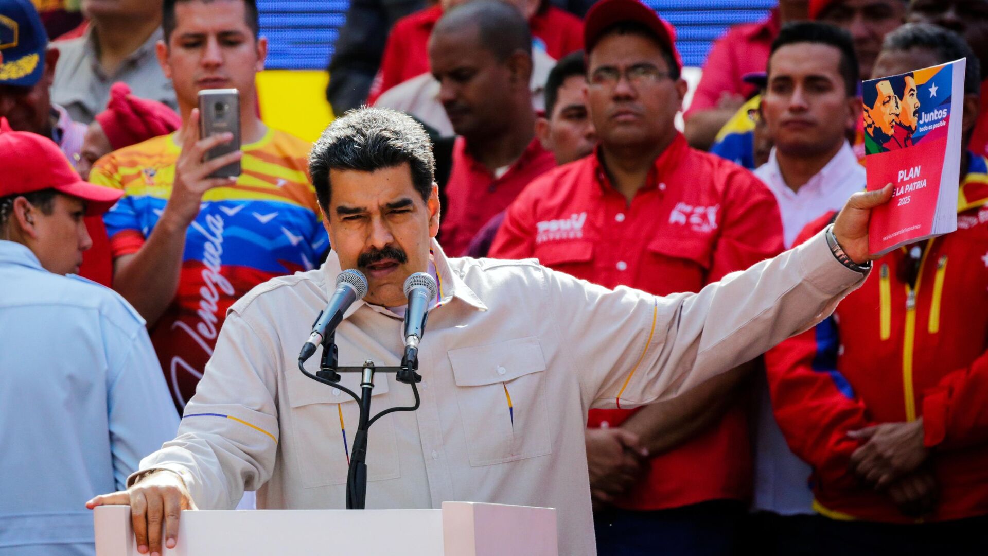 Президент Венесуэлы Николас Мадуро выступает в Каракасе на акции своих сторонников - РИА Новости, 1920, 25.02.2021