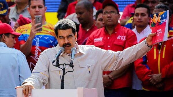 Президент Венесуэлы Николас Мадуро выступает в Каракасе на акции своих сторонников