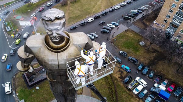 Работники коммунальных служб моют памятник космонавту Юрию Гагарину на Ленинском проспекте в Москве