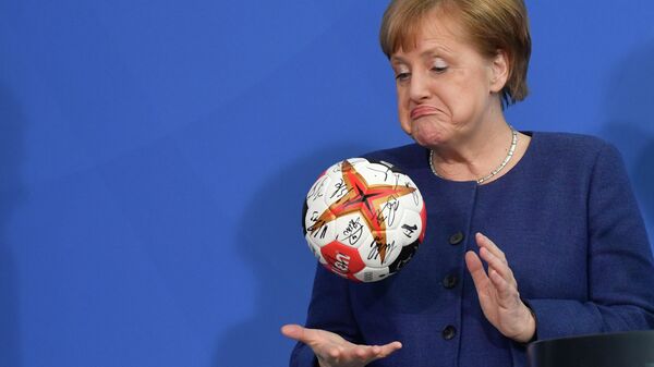 Канцлер Германии Ангела Меркель с мячом для гандбола