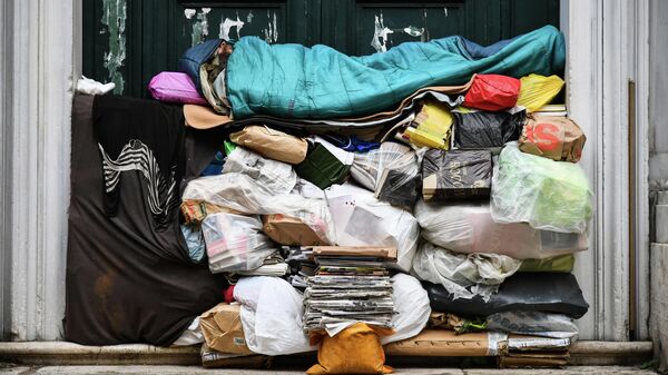Бездомный спит на куче мусора в Риме