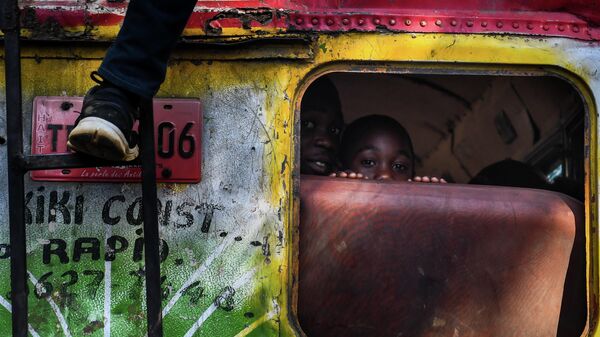Мальчики в автобусе в Порт-о-Пренсе, Гаити