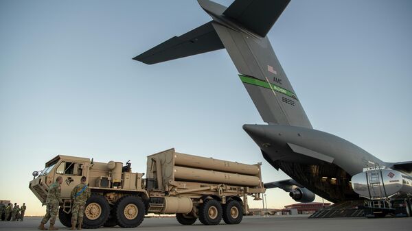 Погрузка системы противоракетной обороны THAAD в самолет C-17 Globemaster III на авиабазе Fort Bliss в Техасе, США