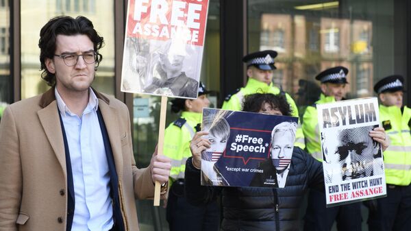 Люди стоят с табличками Освободить Джулиана Ассанжа у Вестминстерского суда в Лондоне, где рассматривается дело основателя WikiLeaks Джулиана Ассанжа