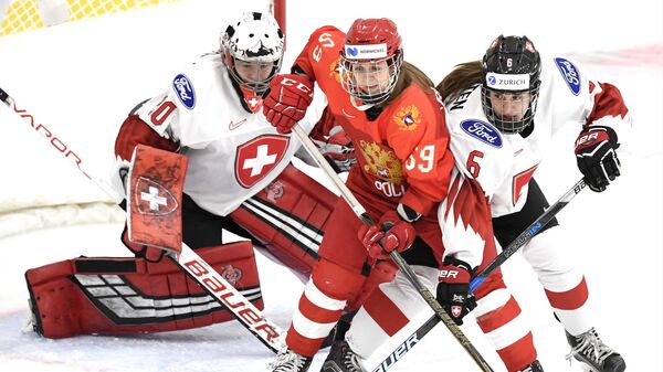 Игровой момент матча женских хоккейных сборных Швейцарии и России