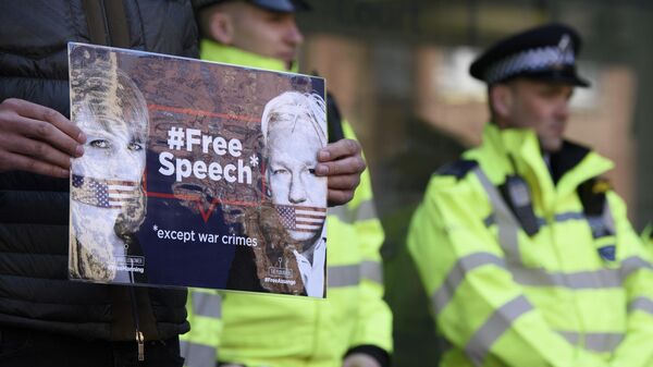 Мужчина стоит с плакатом в поддержку основателя WikiLeaks Джулиана Ассанжа у Вестминстерского суда в Лондоне