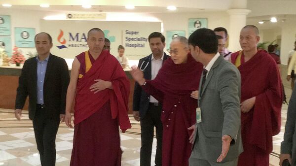 Тибетский духовный лидер Далай-лама выходит из больницы в Нью-Дели, Индия. 12 апреля 2019 