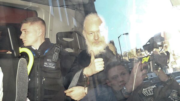 Основатель WikiLeaks Джулиан Ассанж в полицейском фургоне после задержания в Лондоне. 11 апреля 2019 