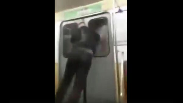 Мужчина разбивает стекло в вагоне метрополитена Санкт-Петербурга