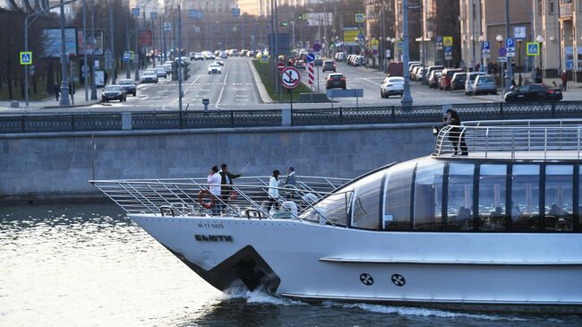 Прогулочная яхта на Москве-реке