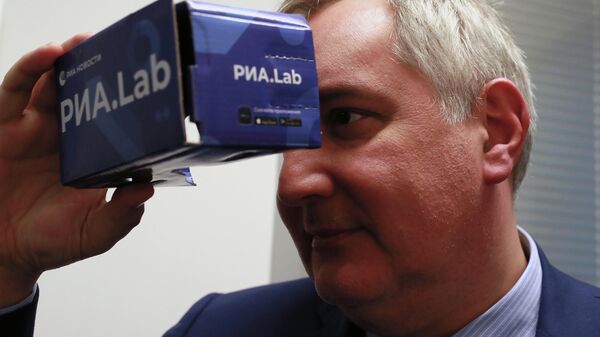 Генеральный директор госкорпорации Роскосмос Дмитрий Рогозин тестирует очки виртуальной реальности проекта РИА.Lab