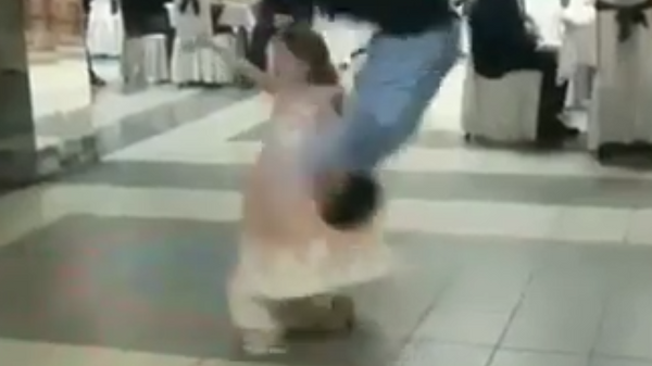 Опубликовано видео падения танцора на ребенка в Астрахани