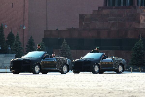 Кабриолеты Aurus проехали на Красной площади в Москве