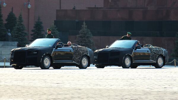 Кабриолеты Aurus проехали на Красной площади в Москве