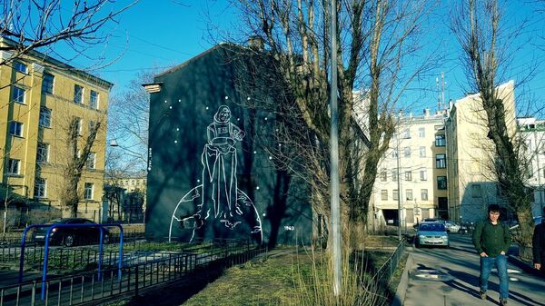 Граффити в честь Дня космонавтики с изображением первой женщины-космонавта Валентиной Терешковой на стене дома в Санкт-Петербурге