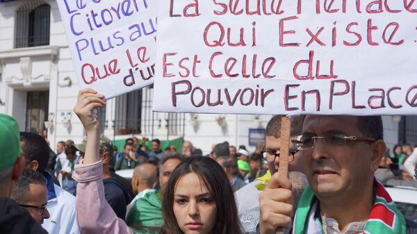 Участники антиправительственной демонстрации в Алжире. 12 апреля 2019