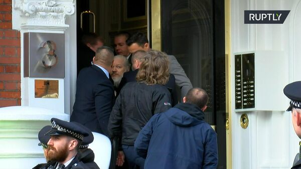 Сотрудники британской полиции выводят из здания посольства Эквадора арестованного основателя WikiLeaks Джулиана Ассанжа