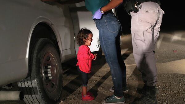 Американский пограничник обыскивает Сандру Санчес из Гондураса на глазах у ее дочери. 12 июня 2018