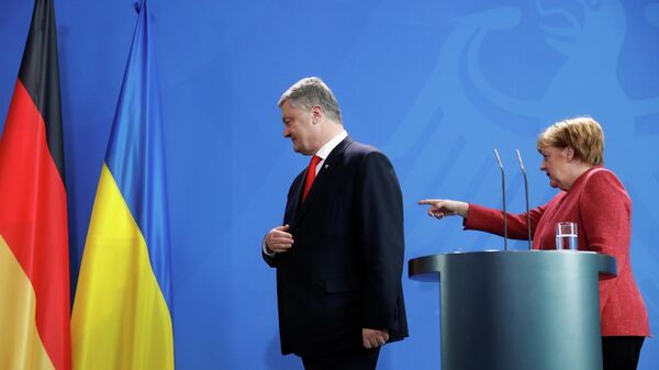 Президент Украины Петр Порошенко и канцлер Германии Ангела Меркель во время пресс-конференции в Берлине. 12 апреля 2019