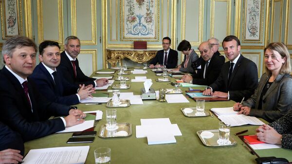 Кандидат в президенты Украины Владимир Зеленский во время встречи с президентом Франции Эммануэлем Макроном в Елисейском дворце в Париже. 12 апреля 2019