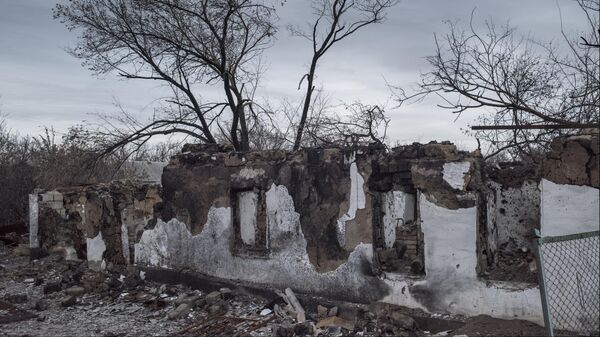 Разрушенный дом в результате обстрела в Донецкой области