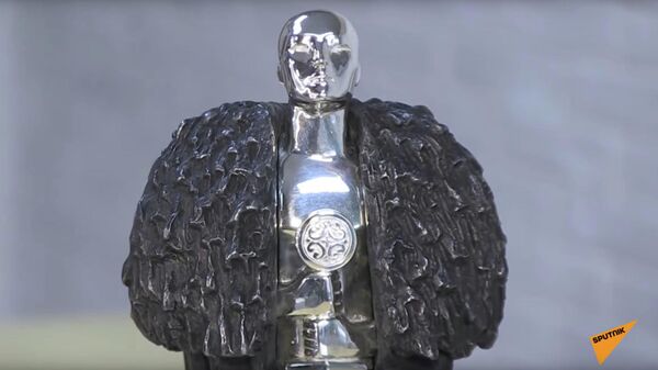 Скриншот видео репортажа про статуэтку Оскар, изготовленный в Якутске для создателей Игры престолов