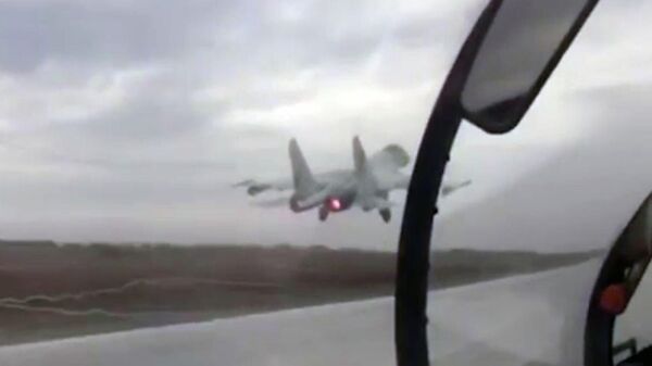 Истребитель во время взлета с аэродрома в Крыму
