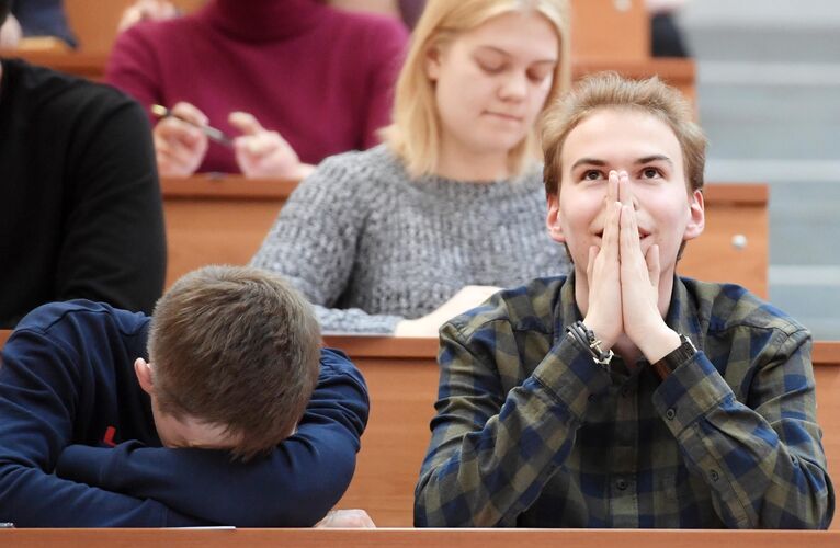 Участники ежегодной образовательной акции по проверке грамотности Тотальный диктант-2019 в Казанском национальном исследовательском техническом университете им. А.Н. Туполева в Казани