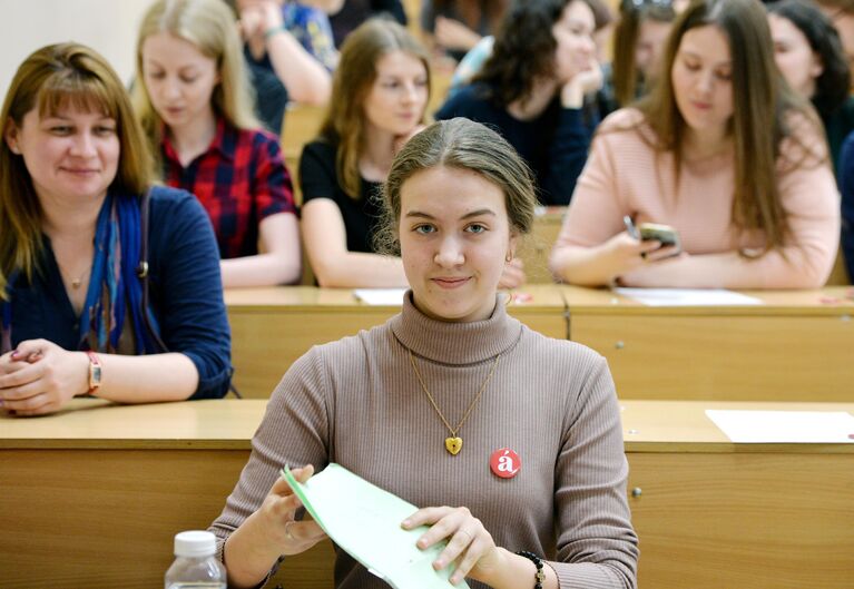 Участники ежегодной образовательной акции по проверке грамотности Тотальный диктант-2019 в Уральском экономическом университете в Екатеринбурге. 13 апреля 2019