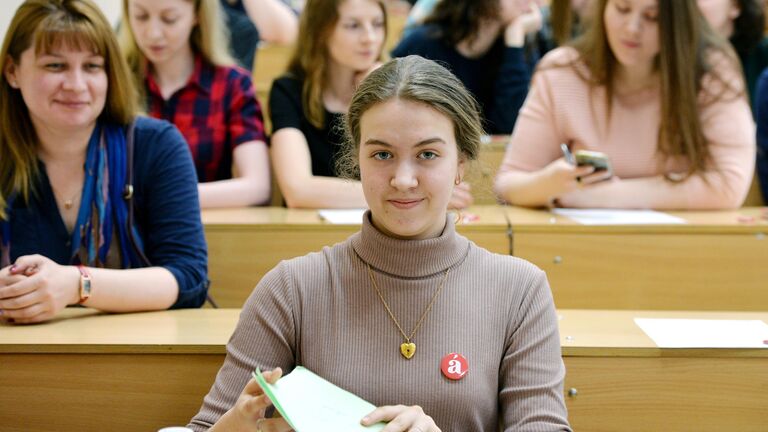 Участники ежегодной образовательной акции по проверке грамотности Тотальный диктант-2019 в Уральском экономическом университете в Екатеринбурге. 13 апреля 2019