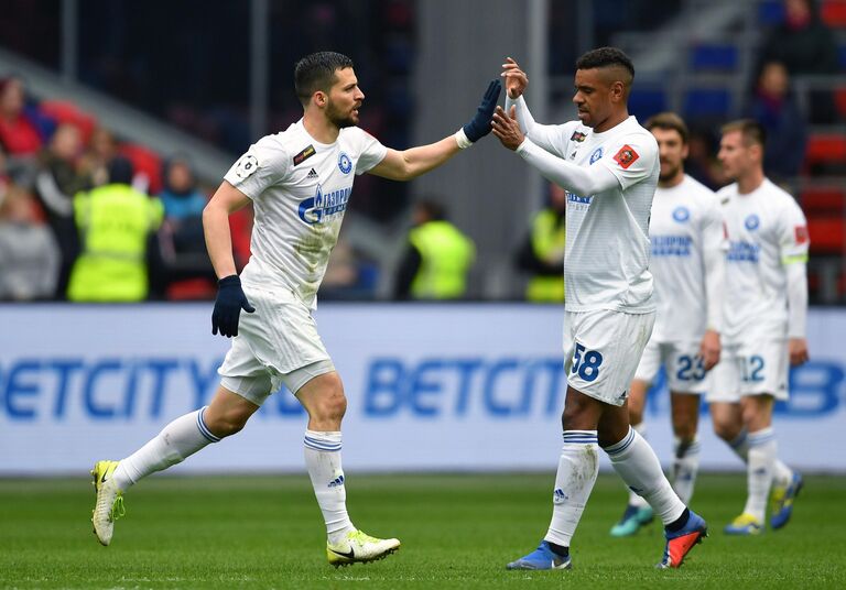 Футболисты Оренбурга Адесойе Ойеволе (справа) и Джордже Деспотович Футболисты Оренбурга Адесойе Ойеволе (справа) и Джордже Деспотович