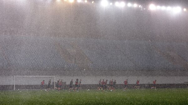 Футбольный стадион в дождь