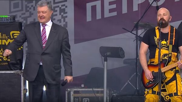 Президент Украины Петр Порошенко танцует на митинге своих сторонников в Киеве