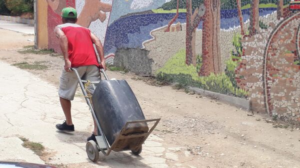 Житель района Катия Каракаса везет добытую воду из-за отсутствия водоснабжения в районе