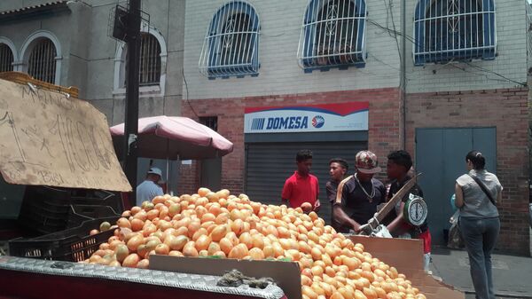 Продавцы манго на улицах Каракаса. Архивное фото