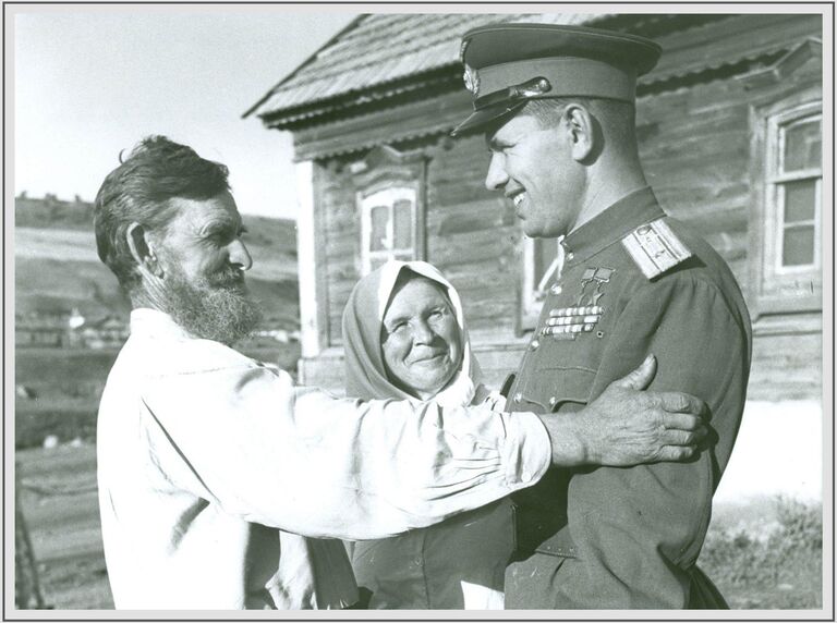 Фотография М. Редькина, получившая неофициальное название С Победой, сынок!. Сделана весной 1946 года в селе Лапоть Саратовской области — родине маршала авиации Н.М. Скоморохова Фотография М. Редькина, получившая неофициальное название С Победой, сынок!. Сделана весной 1946 года в селе Лапоть Саратовской области — родине маршала авиации Н.М. Скоморохова