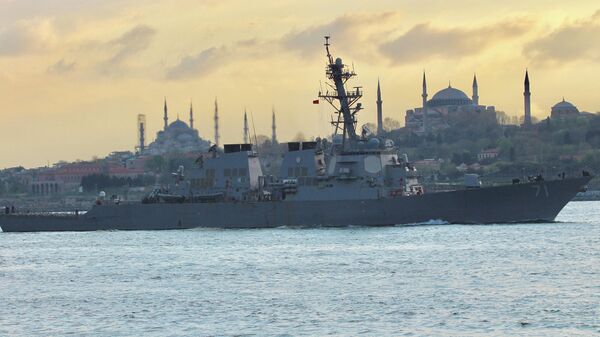 Ракетный эсминец ВМС США USS Ross в проливе Босфор в Стамбуле, Турция. 14 апреля 2019