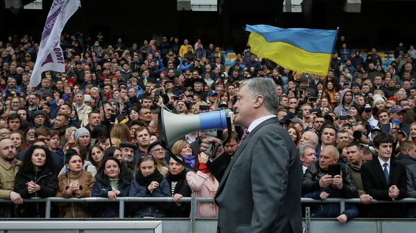 Президент Украины Петр Порошенко выступает на стадионе Олимпийский в Киеве