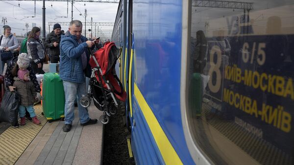 Пассажиры поезда Киев-Москва на Киевском вокзале