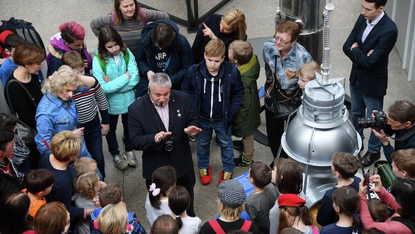 Космонавт Федор Юрчихин проводит экскурсию для детей в павильоне Космос на ВДНХ в рамках мероприятий, посвященных Дню космонавтики