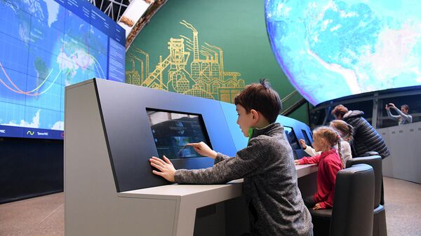 Посетители павильона Космос на ВДНХ во время мероприятий, посвященных Дню космонавтики